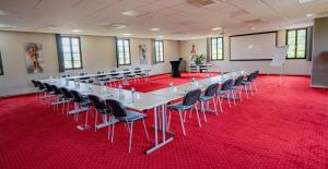 拉罗克加雅克佩里戈尔酒店的一间会议室,在红地毯上摆放着长桌子和椅子