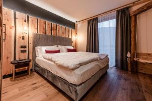 马累Nidaris - Luxury Private Spa Suites的一间卧室,卧室内配有一张大床