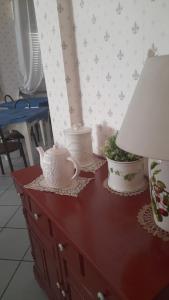 里米尼Hotel Villa Mon Reve的红色梳妆台,上面有灯和花瓶