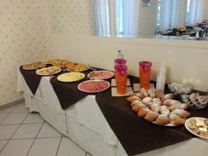 里米尼Hotel Villa Mon Reve的餐桌上摆放着食物和饮料