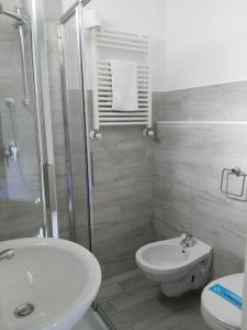 里米尼Hotel Villa Mon Reve的一间带水槽、卫生间和淋浴的浴室