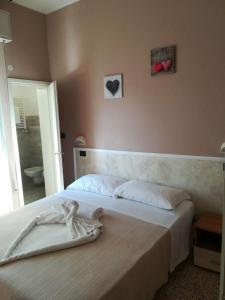 里米尼Hotel Villa Mon Reve的卧室配有一张墙上两心床
