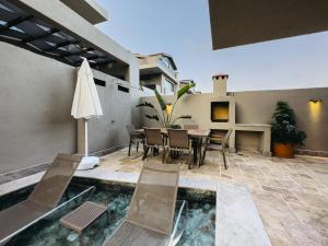 费特希耶Luxurious Villa w Pool Sauna Patio in Fethiye的一个带桌椅的庭院和一个游泳池