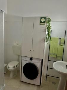 卡什塔涅拉德佩拉Sweet Home - Praia das Rocas的一间带卫生间和水槽的小浴室