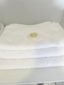 奥拉迪亚CONFORT GuestHouse的一张桌子上一叠白色毛巾