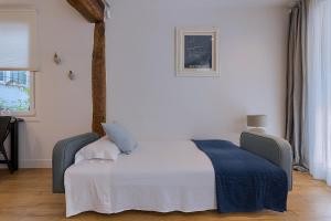 毕尔巴鄂Moderno y Lujoso en el Historico Casco Viejo的一间卧室配有一张带蓝色毯子的床