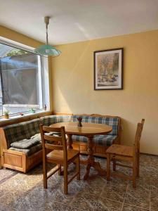 大特尔诺沃Mira Home的客厅配有桌子和沙发