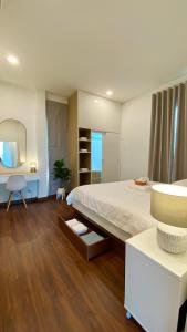 清莱Cozy place @ Chiangrai的一间卧室配有一张床、一张书桌和一面镜子