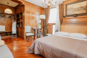 塔兰托Villa Luigi XVI的一间卧室配有一张床、一张桌子和一把椅子