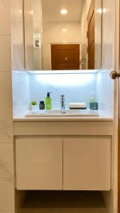 清莱Cozy place @ Chiangrai的浴室的柜台设有水槽和镜子
