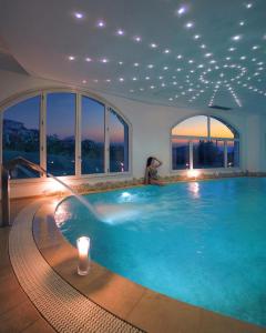 巴哈撒丁岛拉罗卡度假酒店及spa 的游泳池,有灯光和窗户