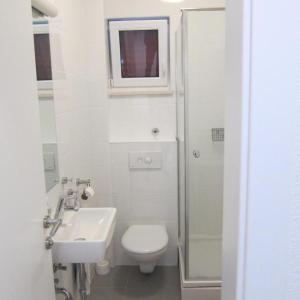 普罗马尼亚Vila Anda的白色的浴室设有卫生间和水槽。