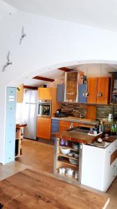 罗维尼PaKua apartments & Penthouse的厨房配有木制橱柜和白色冰箱。