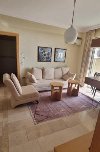 阿拉尼亚ALANYA GOLD CİTY的客厅配有沙发和桌子
