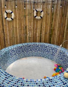 七岩Loongmun Beach的蓝色瓷砖浴缸,内有球