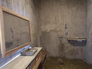 SantʼAnaTakina house的一间带水槽和镜子的肮脏浴室