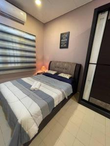 甘文丁Cozy Stay At Raintown Taiping的一间卧室设有一张大床和窗户