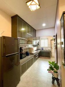 甘文丁Cozy Stay At Raintown Taiping的一间配备了不锈钢用具的大厨房