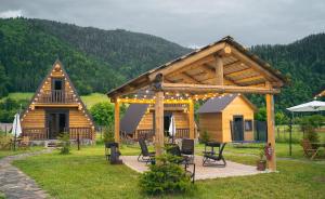 博尔若米Eco House Borjomi的小木屋设有甲板和凉亭