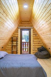 博尔若米Eco House Borjomi的小木屋内一间卧室,配有一张床