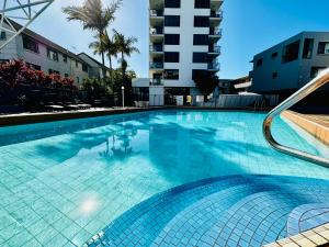 黄金海岸Ocean View Apartment at the heart of Gold Coast的大楼里的一个大型蓝色游泳池