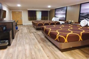 赛普里斯速8赛普拉斯酒店的酒店客房设有两张床和一台平面电视。