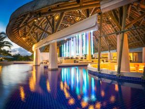 贝隆布尔SO/ Sofitel Mauritius的一座带大楼的度假村内的游泳池