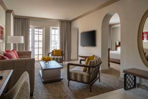 迈阿密科勒尔盖布尔斯凯悦酒店，​​迈阿密的带沙发的客厅和带沙发床的房间