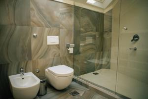 科托尔Filip Deluxe Rooms的浴室配有卫生间、盥洗盆和淋浴。