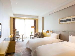 常熟常熟理文铂尔曼酒店 的酒店客房配有两张床和一张书桌