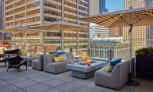 芝加哥凯悦芝加哥酒店的屋顶庭院配有沙发、桌子和遮阳伞