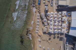 玛利亚帕特尼斯海滩海滨套房酒店的享有海滩上方的建筑和大海美景