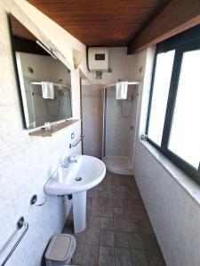 卡普多兰多Villa Anita Apartments的一间带水槽和淋浴的浴室
