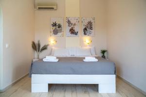 达西亚Spiros Athinaios Apartment's的墙上有两张照片的房间的一张床位