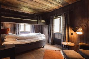 GlomfjordGulbrakka Basecamp的卧室配有一张床铺,位于带木墙的房间内