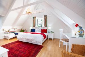 德班维尔柯西米酒店的卧室配有白色的床和红色地毯。