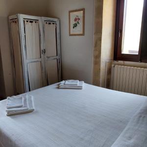 BuccheriLe Case Di S. Andrea的一间卧室配有一张大床和两条毛巾