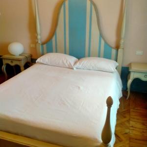 蒙德拉戈内Hotel & Resort Lunatenuta的一张带蓝色和白色床头板的床和两个枕头