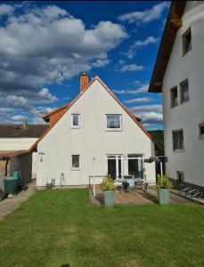 Ober-RamstadtSchönes Zimmer in Einfamilienhaus in ruhiger Lage的白色的房子,设有庭院和庭院