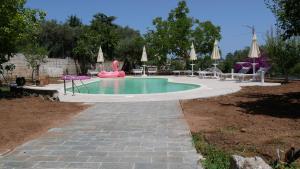 GasponiB & B Korello的一座游泳池,在院子里有粉红色的浮子