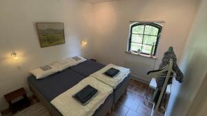 赫尔湾Stort rymligt boende med två sovrum och pentry i lantlig miljö的一间卧室设有一张床和一个窗口