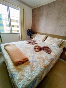 保罗阿方索城Apartamento Aconchegante em Paulo Afonso的一张带两条毛巾的床和窗户