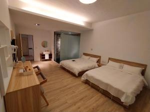 水里乡Travel Life 源旅生活民宿的酒店客房配有两张床和一张书桌