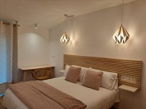 毕尔巴鄂奥特泰克斯酒店的一间卧室配有一张大床和两个灯