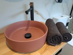 毕尔巴鄂奥特泰克斯酒店的浴室内带毛巾的铜水槽