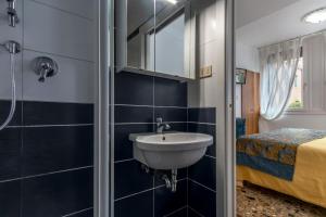 威尼斯卡萨波卡希尼酒店的一间带水槽和床的浴室