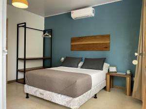 别霍港La Tica y La Gata的一间卧室设有一张床和蓝色的墙壁