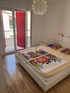 普罗马尼亚Vila Anda的一间卧室配有一张带彩色毯子的床