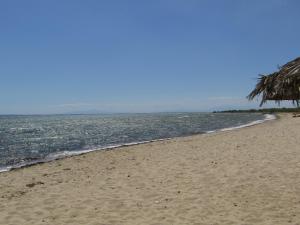 VatopediZafira Retreat的一个带大海和稻草伞的海滩