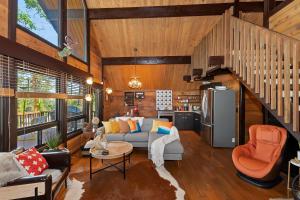大熊湖New!!! Dreamy Bear Haus- Updated Retro Retreat & Spa, Pet & Kid Friendly的带沙发的客厅和厨房